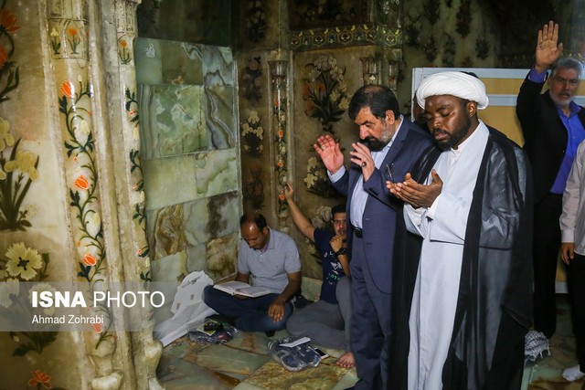 نماز خواندن محسن رضایی در حرم حضرت معصومه/عکس