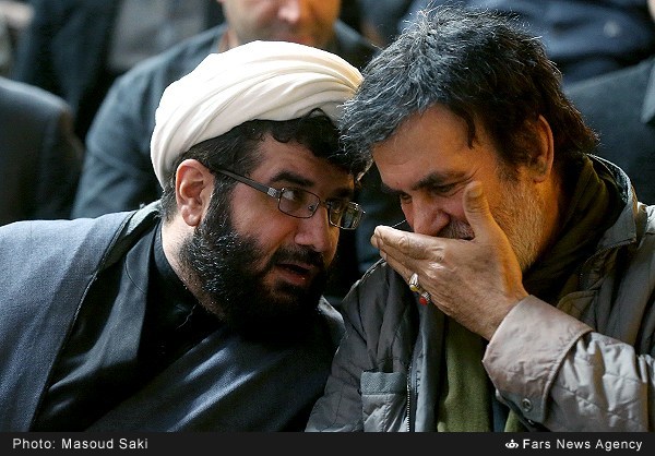 گفت‌وگوی درگوشی «حبیب» با یک روحانی/ عکس