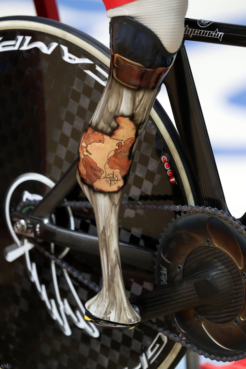 نقشه دزدان دریایی بر پای مصنوعی قهرمان دوچرخه‌سواری ریو/عکس