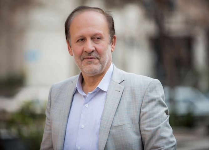 سفیر پیشین ایران در لندن: مگر روحانی با خنده هایش چه امتیازی به طرف مقابل داده؟ / شما که وزیر خارجه همیشه عبوس داشته اید، چه دستاوردی برای کشور داشته؟ / از هر فرصتی برای محکوم و منکوب کردن طرفی که با آن موافق نیستند، استفاده می کنند