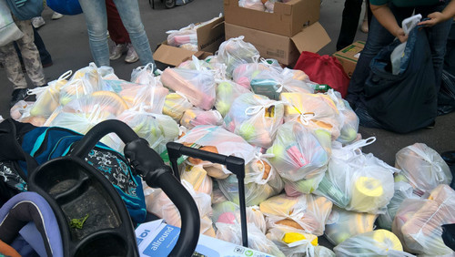 جمع آوری آب و غذا از سوی مردم آلمان برای مهاجران خارجی