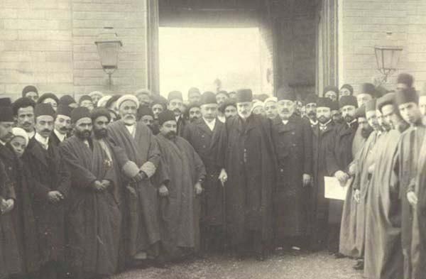حکم مشروطه در دست صدراعظم ایران/عکس