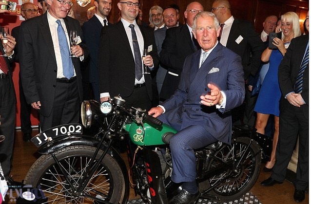 عکس /موتورسواری پرنس چارلز در پانصدمین سالگرد تاسیس اداره پست سلطنتی
