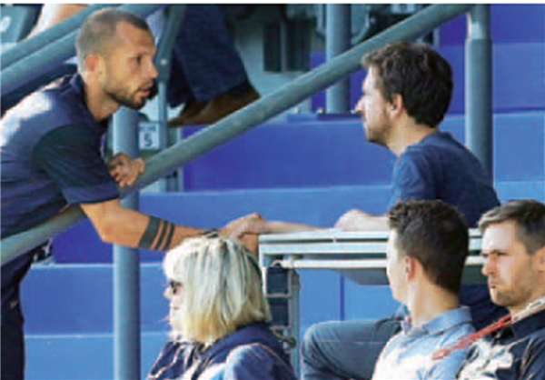 جنجال ملی‌پوش هلندی به خاطر درگیری با یک خبرنگار ورزشی+تصویر