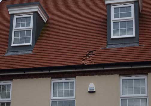 فروریختن سقف خانه در اثر فضولات هواپیمایی! + تصاویر