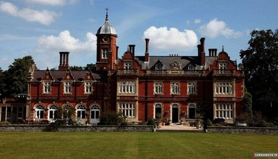 خانه ی The Manor قیمت 150 میليون دلار این خانه ی مجلل ۱۲۳ اتاق دارد. مساحت آن 17068.8 مترمربع است. سالن بولینگ و زمین یخی مخصوص اسکی بازی و باغ های بزرگ و زیبایی دارد.