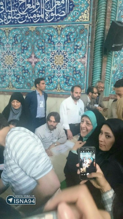 معصومه ابتکار هنگام رای دادن در حسینیه ارشاد