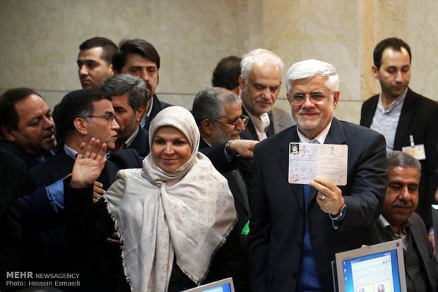 عارف و همسرش در محل ثبت‌نام انتخابات مجلس/عکس