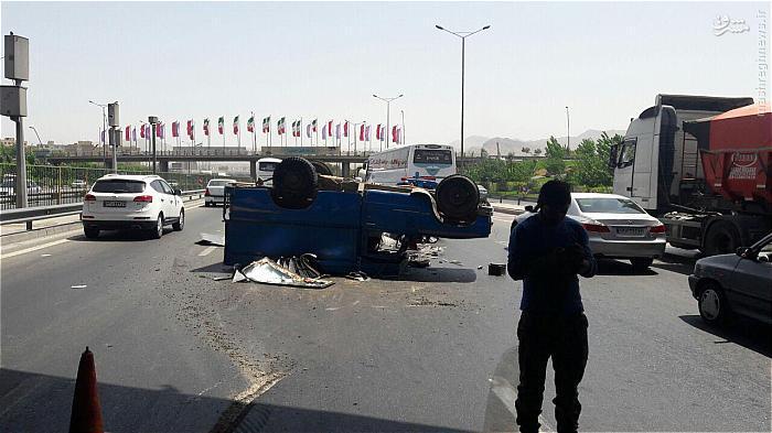 واژگونی نیسان در بزرگراه/ عکس