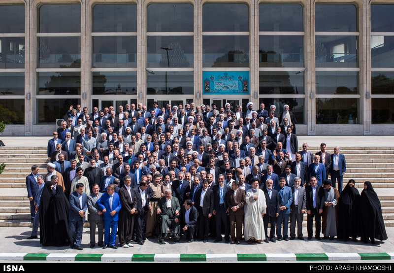 عکسی از نمایندگان که در تاریخ ثبت می شود