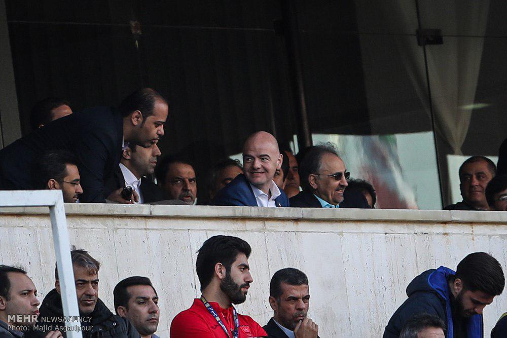 عکسی از همنشینی شهردار تهران و اینفانتینو، رئیس فیفا در ورزشگاه آزادی