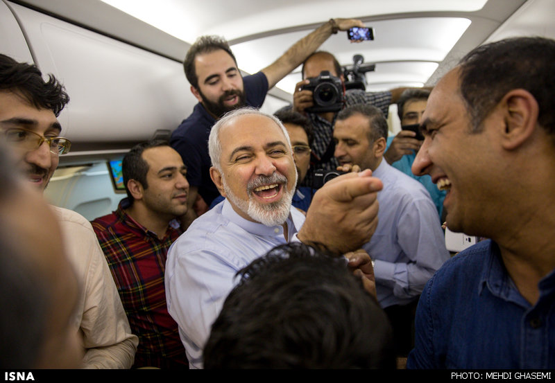 خوش و بش ظریف با خبرنگاران/عکس