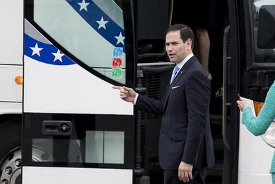  روز چهارشنبه در اقدامی کم سابقه همه 100 عضو مجلس سنای آمریکا برای یک جلسه مشورت درباره سیاست های واشنگتن در قبال کره شمالی به کاخ سفید دعوت شدند. سناتور روبیو در حال سوار شدن به اتوبوس برای رفتن به جلسه است. 