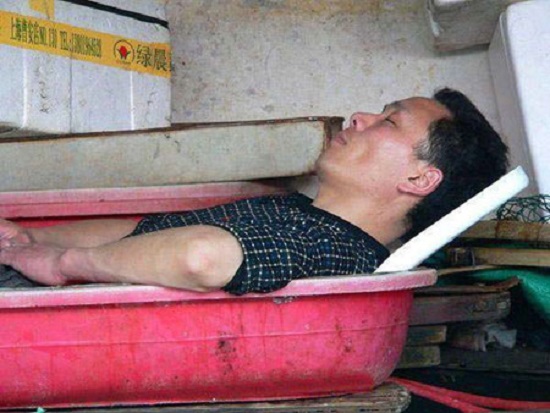 خوابیدن در شرایط سخت + تصاویر