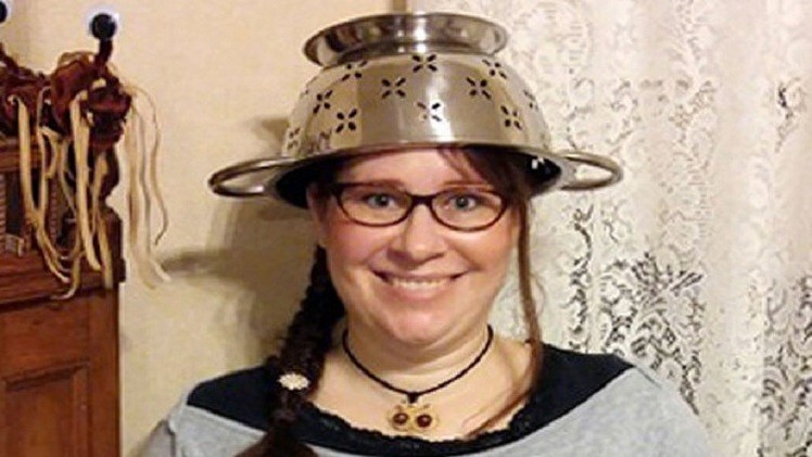 گواهینامه با آبکش فلزی بر روی سر (+عکس)