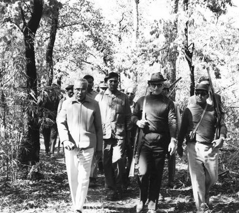 محمدرضا پهلوی هنگام شکار در هندوستان/عکس