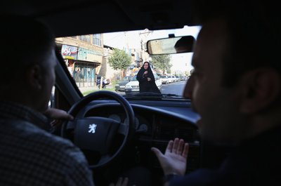 مور پس از شیراز عازم یزد شد، یکی از گرم ترین و خشک ترین شهرهای ایران