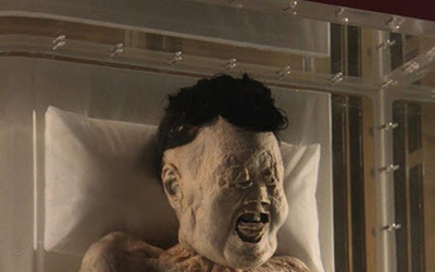 قبل از میلاد، چین شین ژوی یا «بانو دای» در سلسله هان (۲۰۶-۲۲۰ قبل از میلاد) می زیسته است. او ۲۰۰۰ سال بعد از مرگش در مقبره ای داخل یک تپه در چین کشف و مشهور شد. برخلاف لنین، اندام های داخلی این مومیایی از جمله مغزش کاملا دست نخورده است. برخلاف اویتا بافت هایش هنوز نرم و اندام هایش قابل انعطاف هستند. مو های او کامل و گروه خونی a هنوز در رگ هایش وجود دارد! بنابراین بهترین مومیایی است که تا به حال پیدا شده است. وضعیت بدن به گونه ای است که کالبد شکافی روی آن انجام شد. از همه شگفت انگیزتر اینکه او ۲۱۰۰ ساله است! کالبدشکافی چیز های زیادی درباره زندگی او آشکار کرد. او اضافه وزن داشته، از کمردرد رنج می برده، رگ هایش مسدود شده و قلبش به شدت آسیب دیده بوده است.