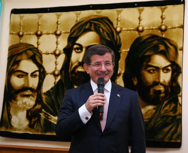 هدیه شمشیر ذوالفقار به داوود اوغلو (+عکس)