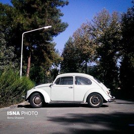 تهران - شهرک آپادانا - سال ۱۳۹۳ فولکس‌ بیتل که در ایران به فولکس قورباغه‌ای معروف است، در سال ۱۹۳۸ به دستور هیتلر تولید شد . تولید این مدل تا سال ۲۰۰۳ ادامه داشت.