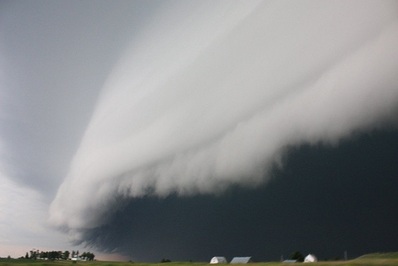 لوا . ابر قفسه‌ای بسیار بزرگ که در جنوب غربی لوا شکل گرفته است.