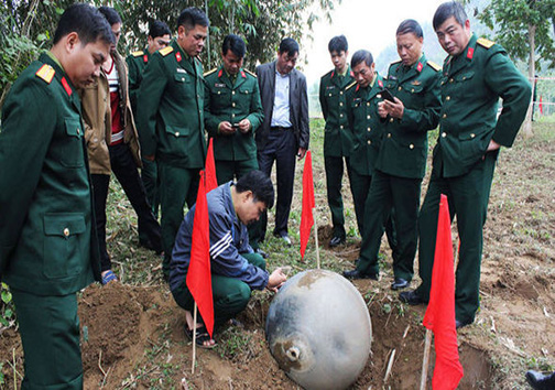 سقوط گلوله‌های فلزی از آسمان ویتنام + تصاویر