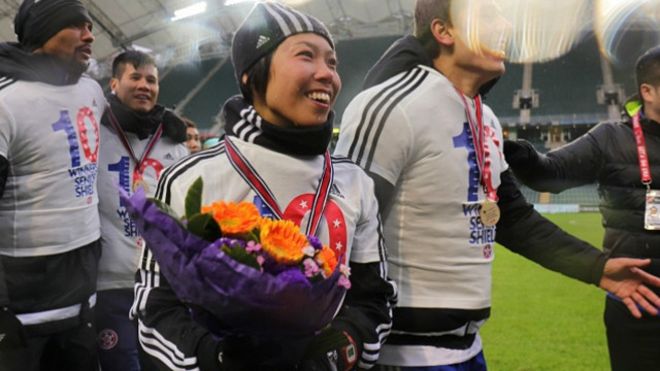 عکس/ اولین زنی که قهرمان فوتبال حرفه‌ای مردان شد