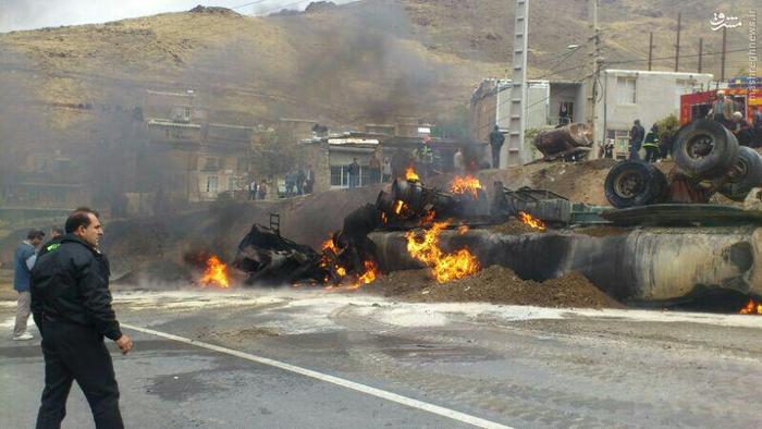 انفجار تانکر سوخت پس از برخورد با پل/عکس