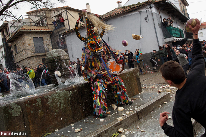 تصاویر/ حمله به شیطان با شلغم