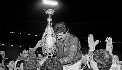  منصور پورحیدری، سال 1370 در مسابقه فوتبال بین تیم های استقلال و پیروزی حضور دارد.