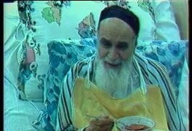 سوپ خوردن امام خمینی در بستر بیماری 