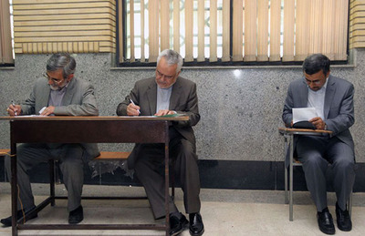 شرکت در انتخابات ریاست جمهوری؛ رحیمی در کنار الهام و احمدی نژاد. خرداد 1392