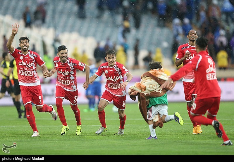 عکسی جالب از هانی نوروزی در کنار بازیکنان پرسپولیس