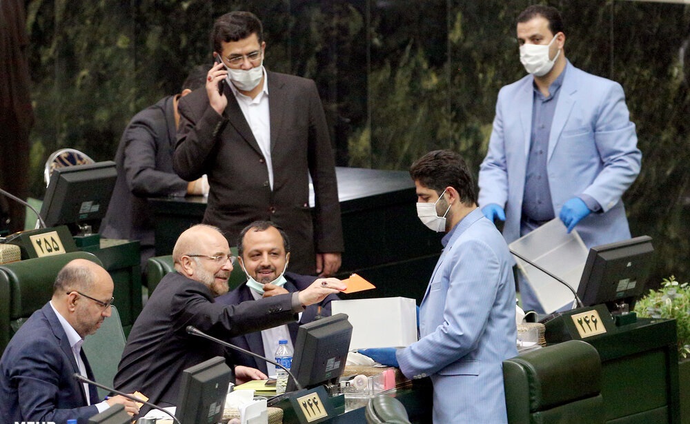 قالیباف به چه کسی رأی داد؟ /آقای رئیس را درحال رأی دادن ببینید + عکس