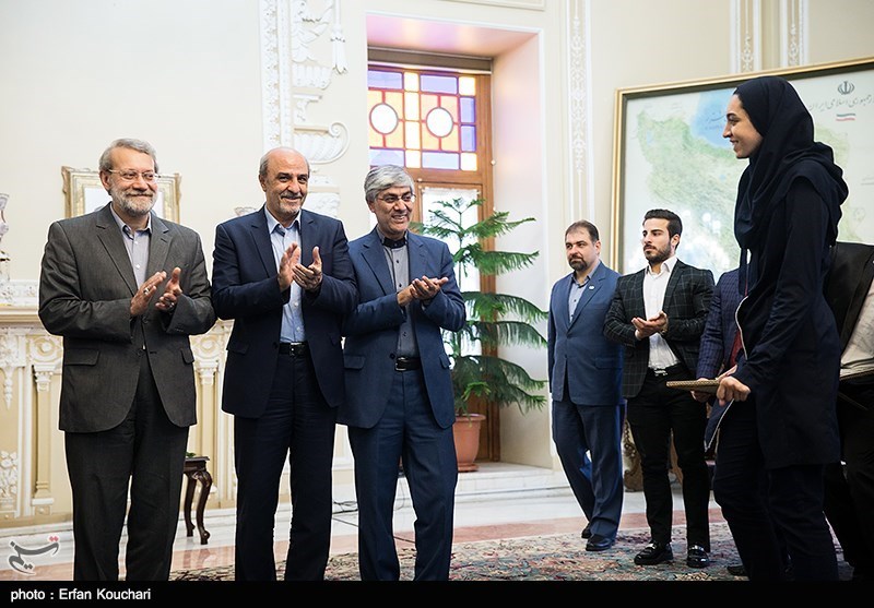 تشویق های ایستاده لاریجانی و وزیر ورزش برای کیمیا/عکس