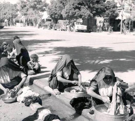 رختشویی زنان در خیابان شهباز/ عکس