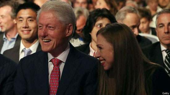 بیل کلینتون و دخترش در حین تماشای مناظره هیلاری و ترامپ/عکس