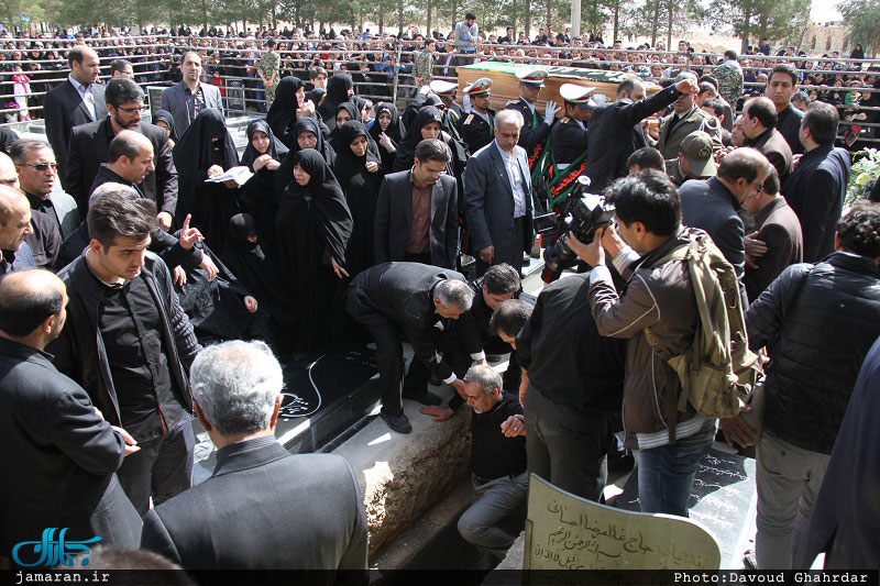 حسین فریدون درون قبر مادرش /عکس