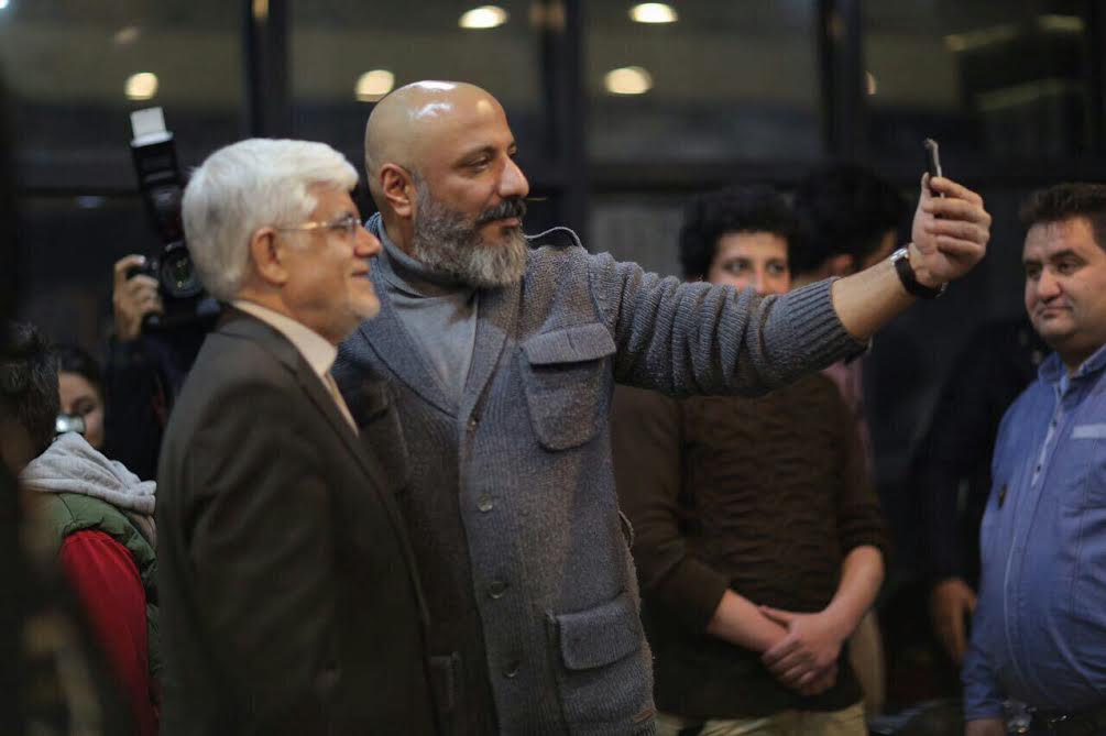 سلفی آقای بازیگر با عارف/ عکس