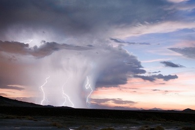کالیفرنیا . صاعقه‌ی بزرگی که در کالیفرنیا ایجاد شده و نمای زیبایی به ابرهای اطرافش داده است.
