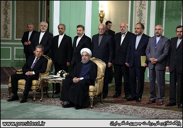 عکس دسته‌جمعی رییس جمهور فنلاند با اعضای دولت