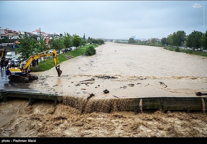 سلفی تنکابنی‌ها با سیل/عکس
