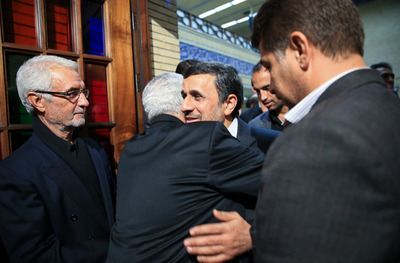 احمدی نژاد در مراسم ختم مادر محمدرضا رحیمی. آبان 1393