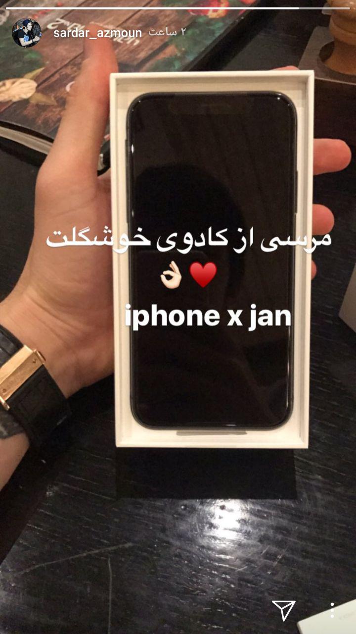 عکسی از گوشی جدید و لاکچری سردار آزمون