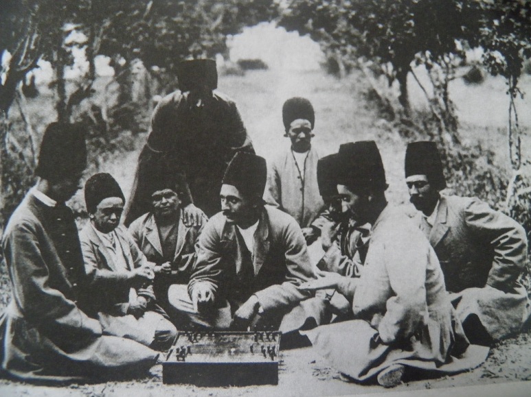 بازی شبیه شطرنج در زمان قاجار/عکس