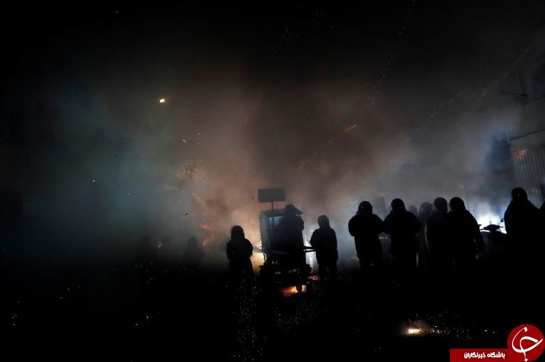 چهارشنبه‌سوری به سبک تایوانی‌ها +تصاویرچند رسانه‌ای عکس - جوانان تایوانی جشنواره آتش بازی را با کلاه های ایمنی در شهر تاینان این کشور برگزار کردند. چهارشنبه‌سوری به سبک تایوانی‌ها +تصاویر