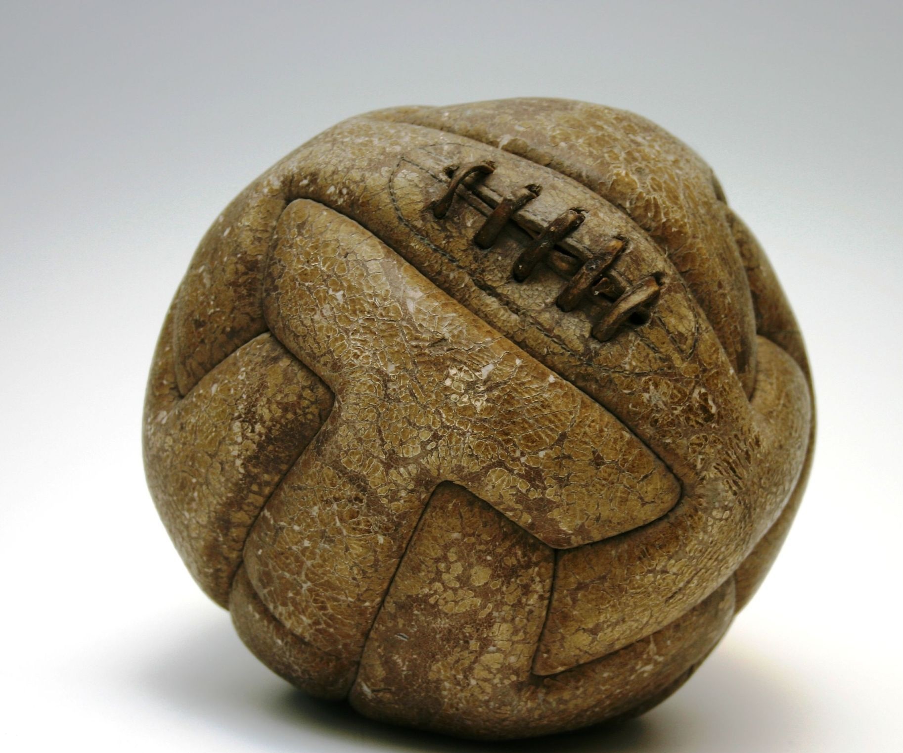 عکسی از اولین توپ استفاده شده در فینال جام جهانی ۱۹۳۰