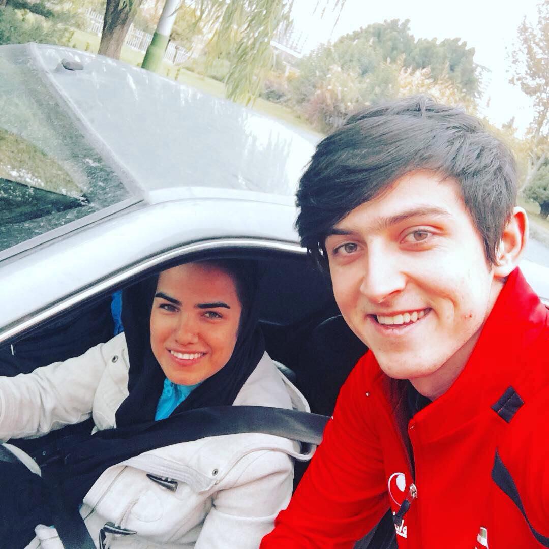 سلفی سردار آزمون با یک دختر مشهور + عکس