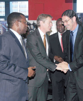 ماجرای یک برکناری غیرمنتظره ؛ افسر اطلاعاتی سابق انگلیس در راه ایران/ نسخه تغییر سفیر در جلسات محرمانه تهران پیچیده شد؟ / ارتباط تغییر سفیر انگلیس با ماجرای حمله به سفارت ایران در لندن/ماموریت ویژه «راب مکر» برای اجرای دستورات جدید تحریمی