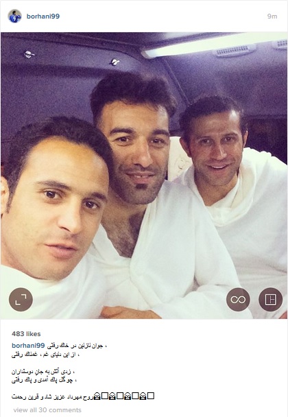 تصویری از مهرداد اولادی همراه دو بازیکن استقلال در لباس احرام